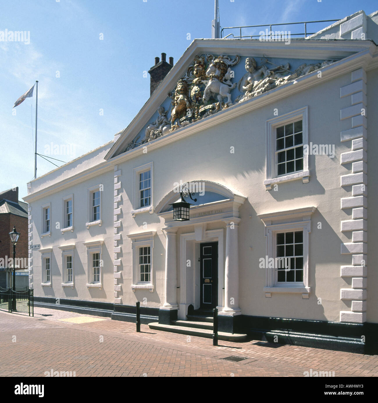 Hull Trinity House edificio storico marinaresca statue di carità di Nettuno e Britannia in Gable End Kingston Su Hull East Yorkshire Inghilterra UK Foto Stock