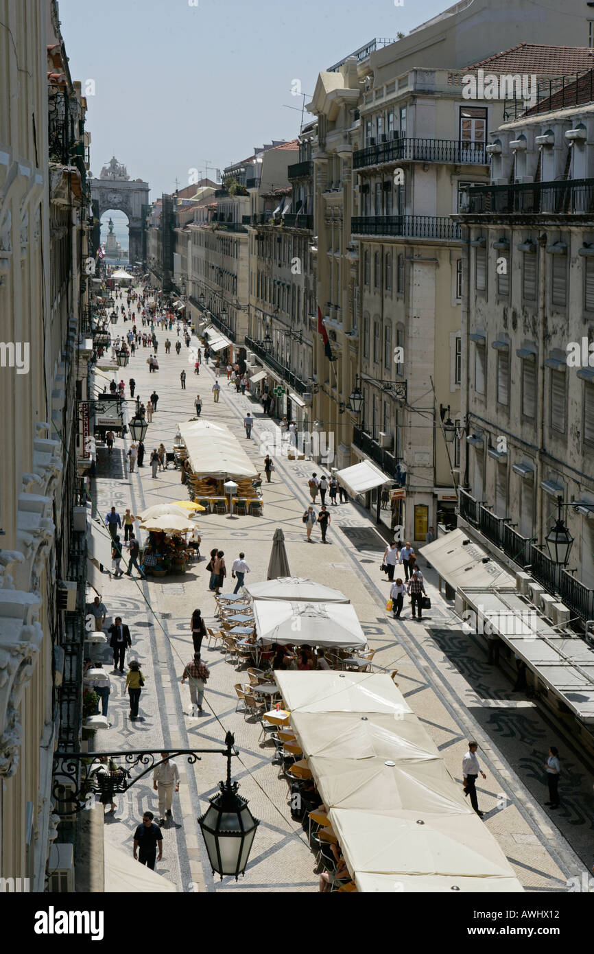 I residenti e i turisti passeggiare sulla zona pedonale di Rua Augusta a Lisbona il quartiere Baixa. Foto Stock