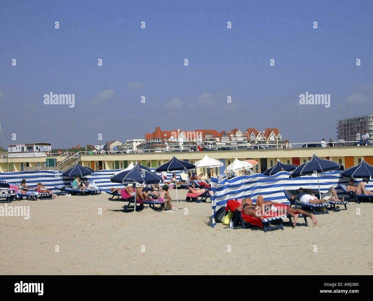 Francia costa Opal persone su sun longers sulla spiaggia a resoret costiere di Le Touquet regione Piccardia Nord Pas de Calais Foto Stock