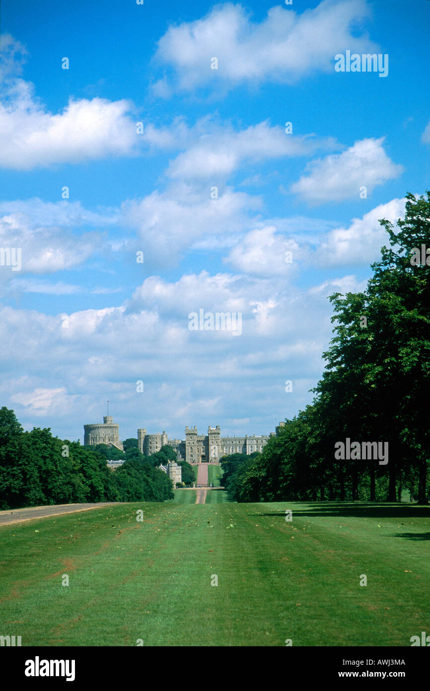 Summer View giù lungo il miglio verso il Castello di Windsor in estate Berkshire England UK 199406DF Foto Stock