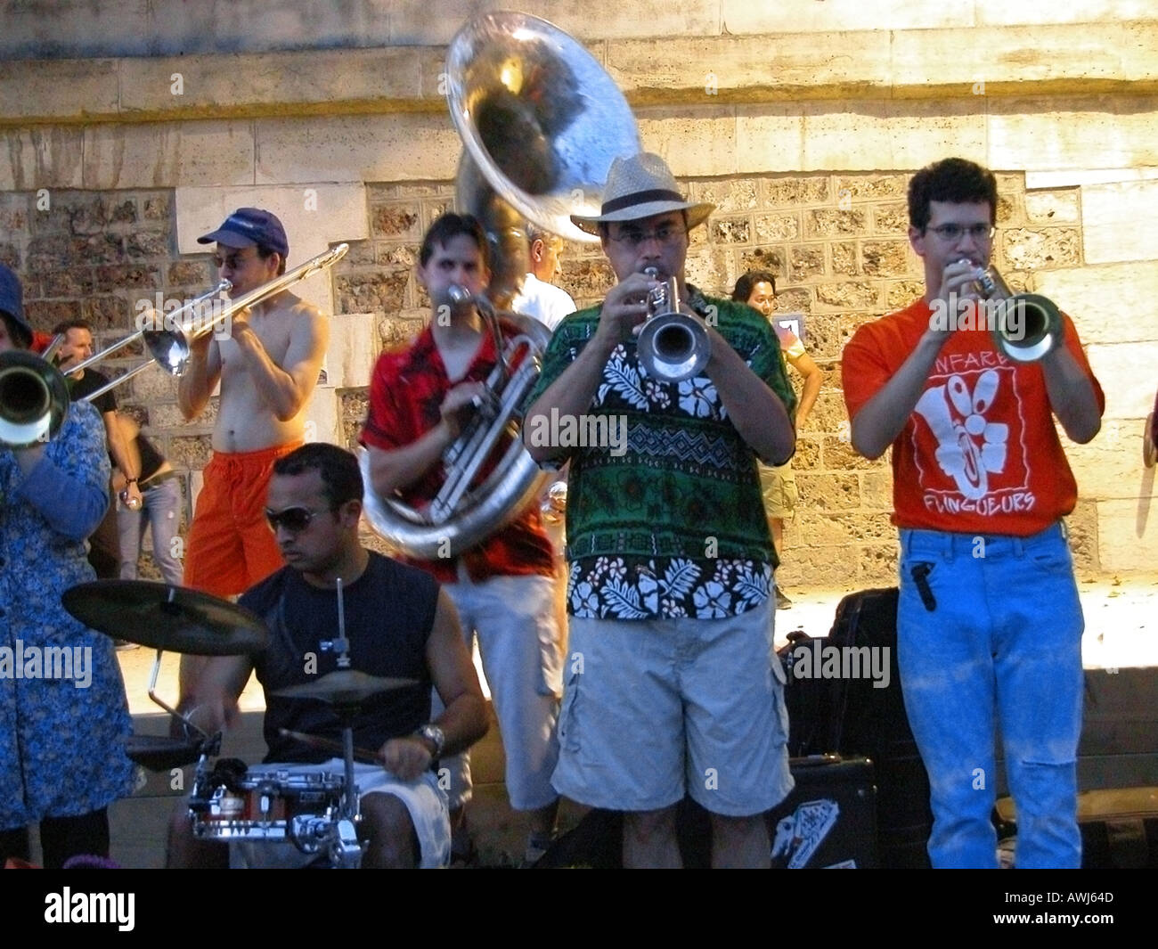 Francia Paris brass band a giocare a Paris-Plage di notte Foto Stock