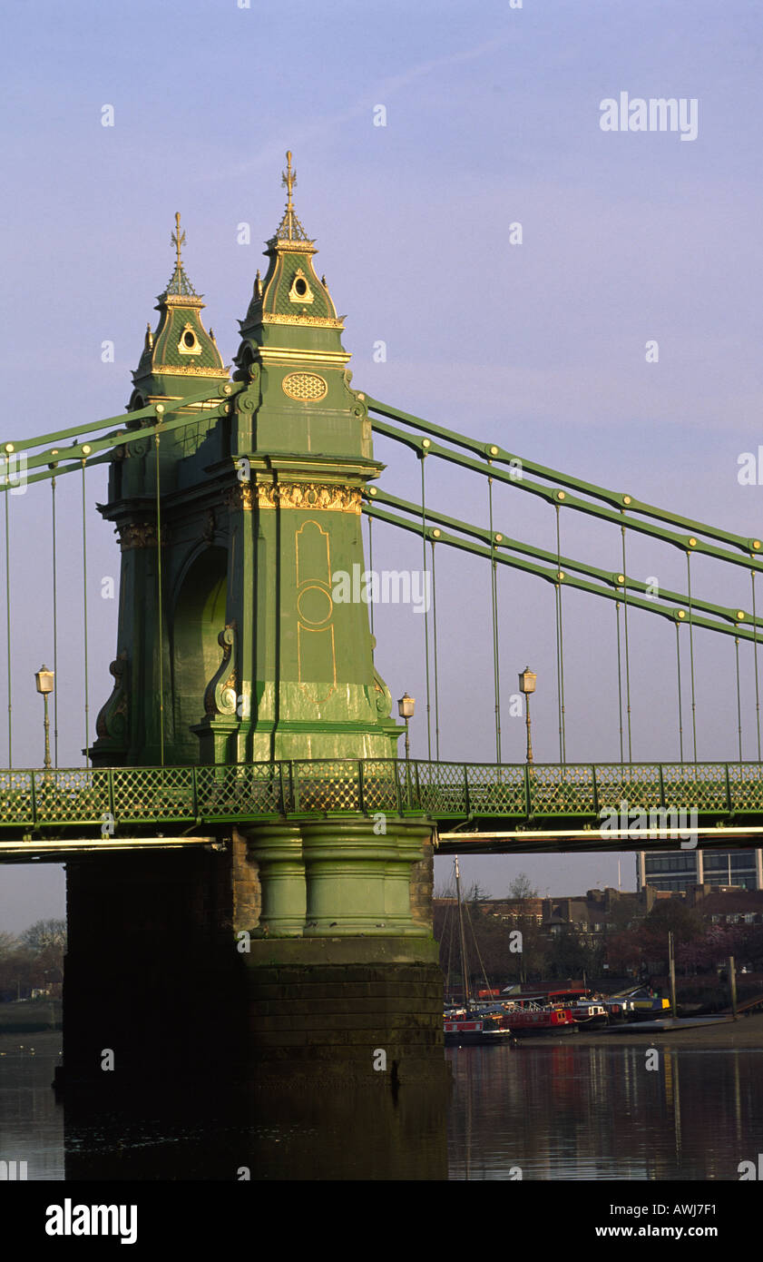 Hammersmith Bridge attraversamento fluviale nella zona ovest di Londra, Regno Unito Foto Stock