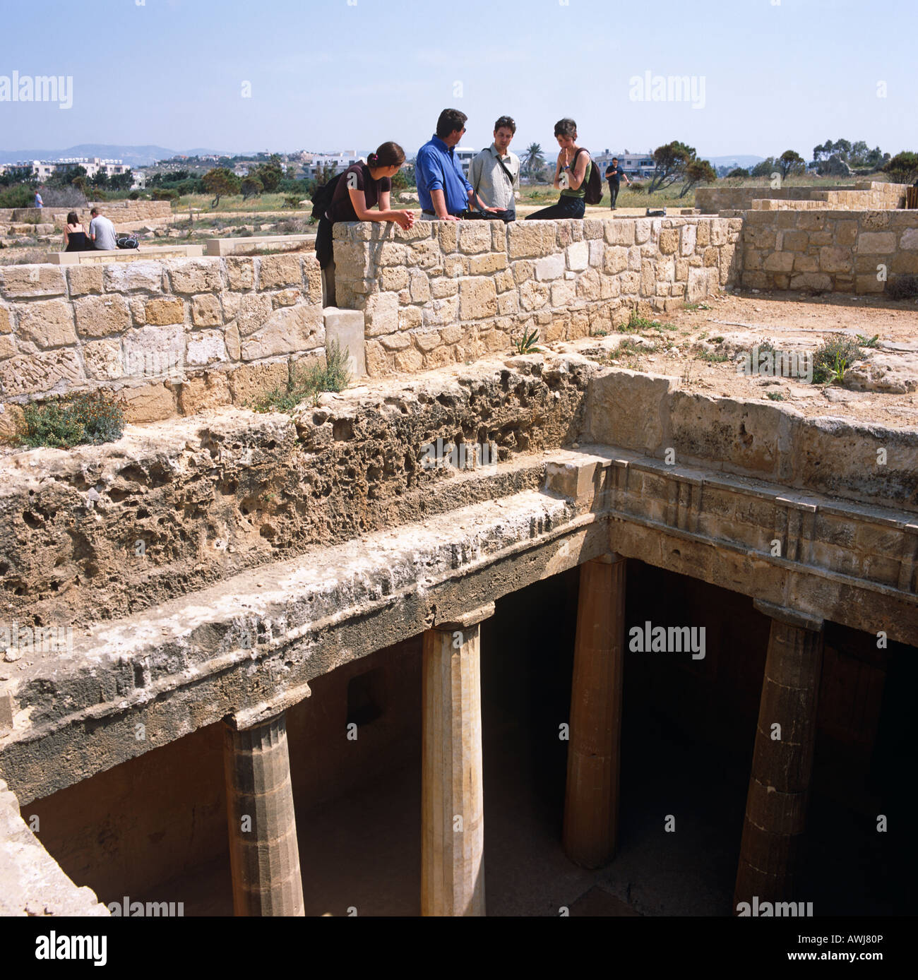 Persone che guardano verso il basso nelle tombe dei re Paphos Cipro Foto Stock