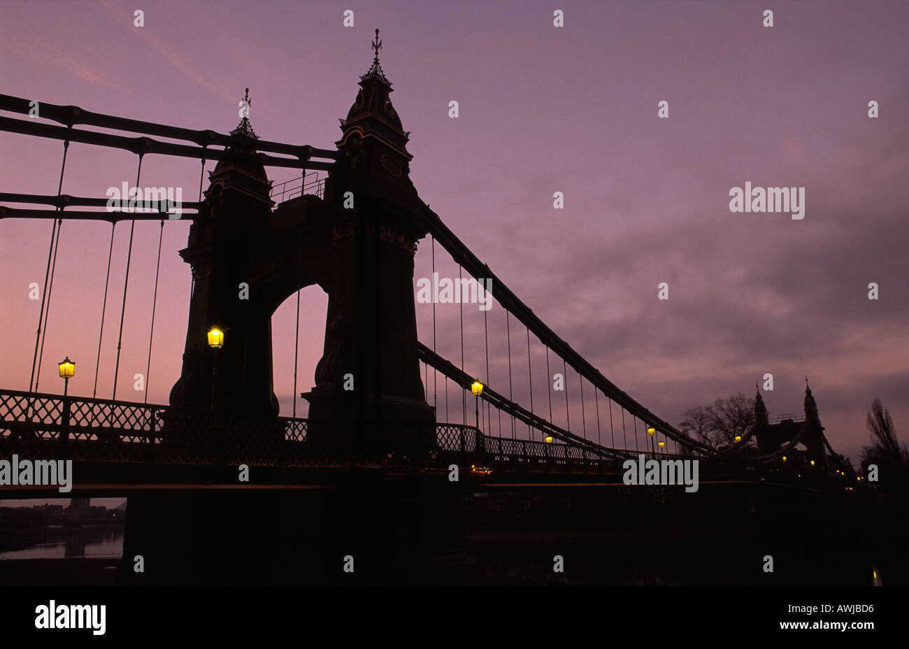 Hammersmith Bridge all'alba, Hammersmith, Londra W6 Foto Stock