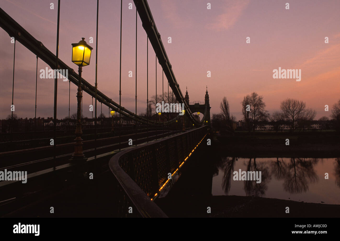 Hammersmith Bridge all'alba, Hammersmith, Londra W6 Foto Stock