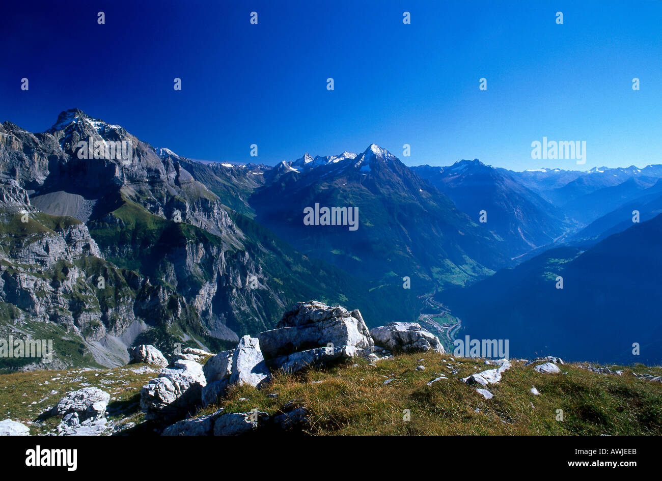 Angolo di alta vista della valle in mountain range, alpi svizzere, Svizzera Foto Stock