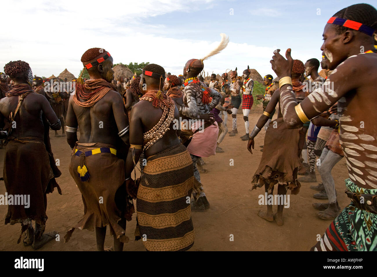 Karo danze tribali, Dus, Omo River Valley, Etiopia Foto Stock