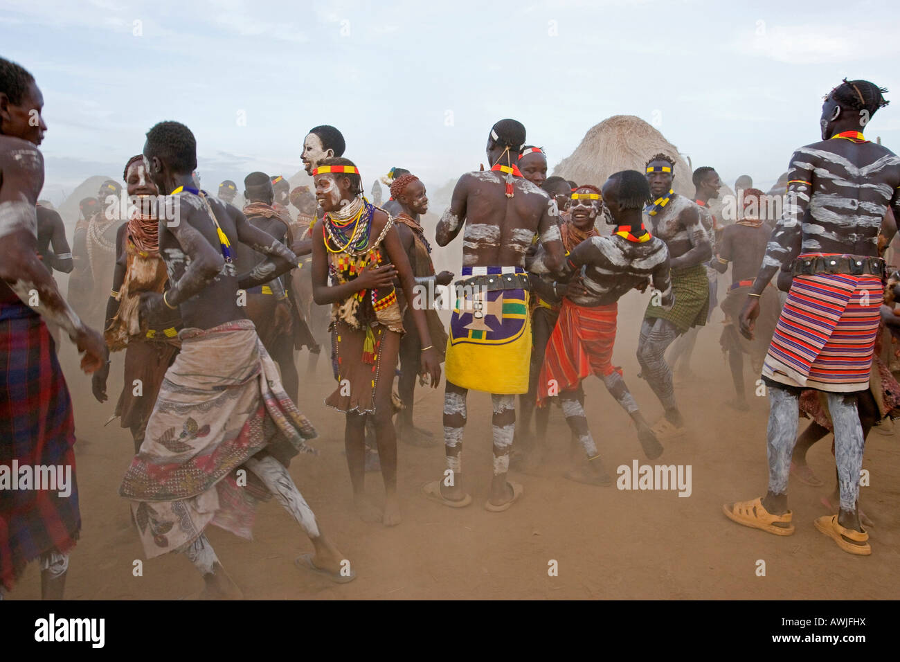 Karo tribù Dancing calci fino polvere, Dus, Omo River Valley, Etiopia Foto Stock