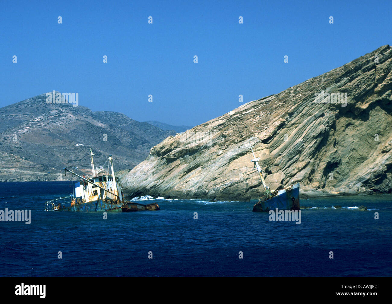 La Grecia, barche da pesca naufragò lungo la costa rocciosa Foto Stock