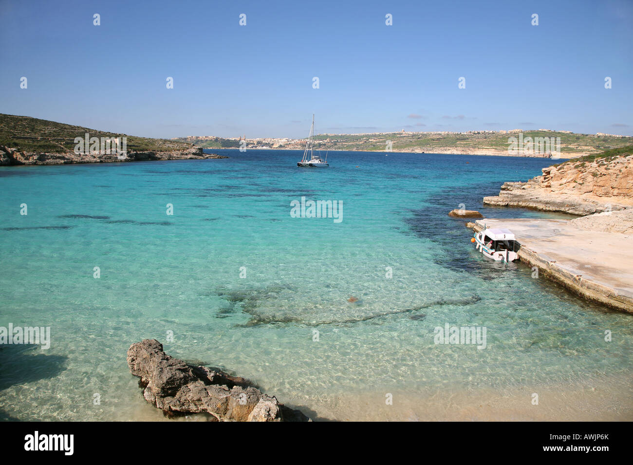 La Blue Lagoon a Comino Isola di Malta. La piccola isola di Gozo può essere visto in background Foto Stock