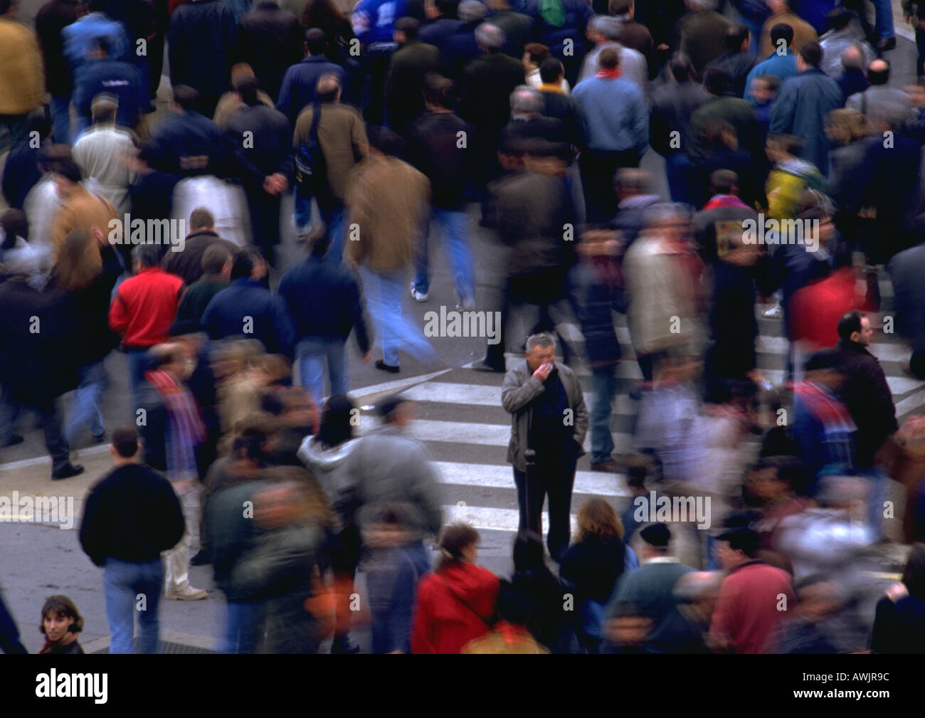 Folla da uomo in piedi in direzione opposta, movimento sfocato Foto Stock