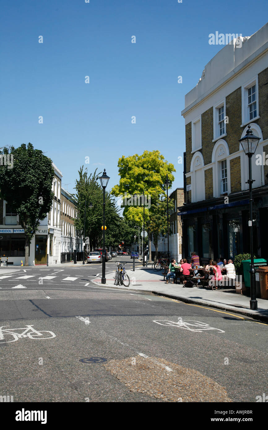 Il duca di Cambridge pub sull'angolo di Danbury Street e St Peters Street nel quartiere di Islington, Londra Foto Stock