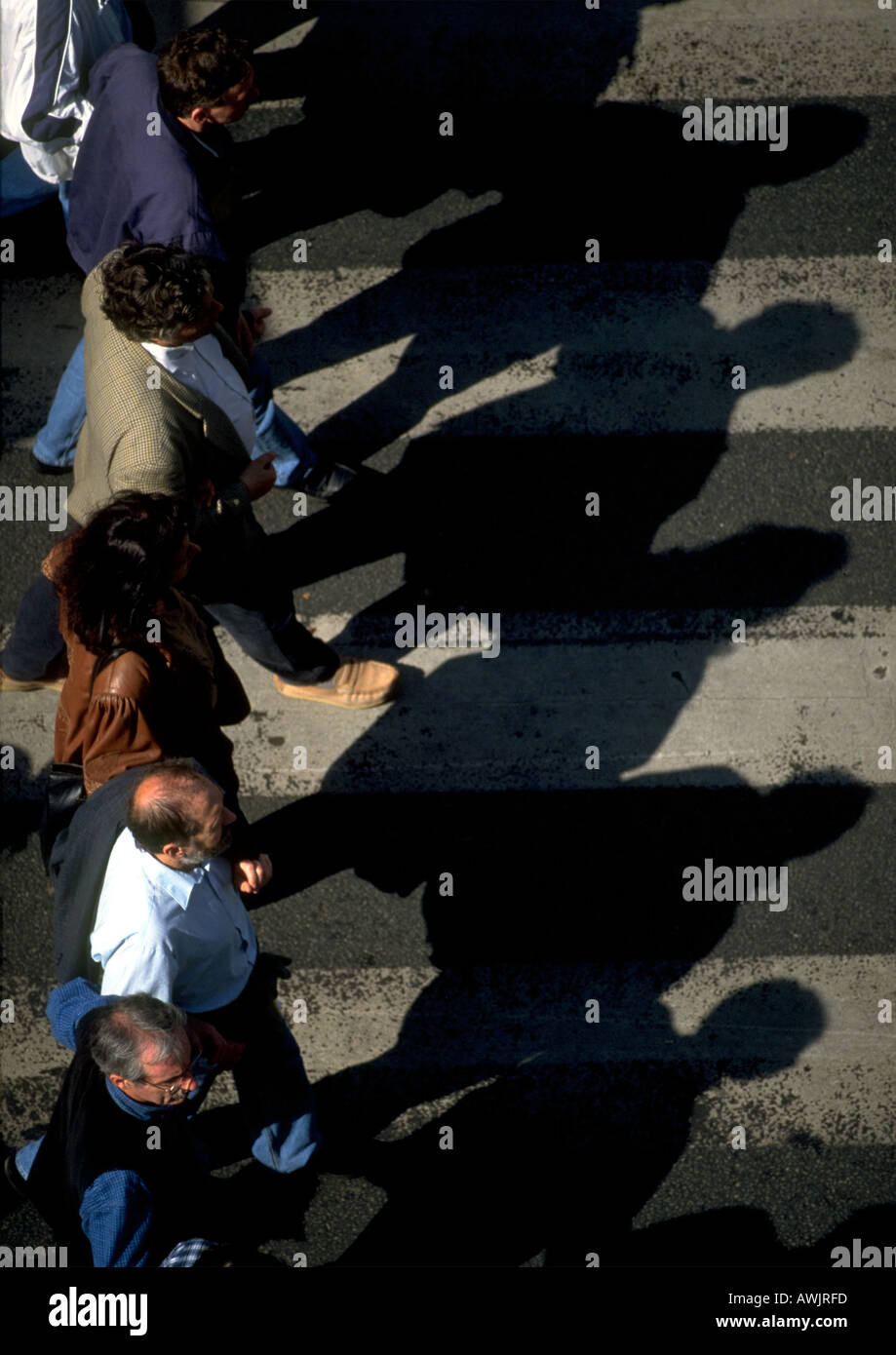 Un gruppo di persone in piedi su crosswalk, ad alto angolo di visione Foto Stock