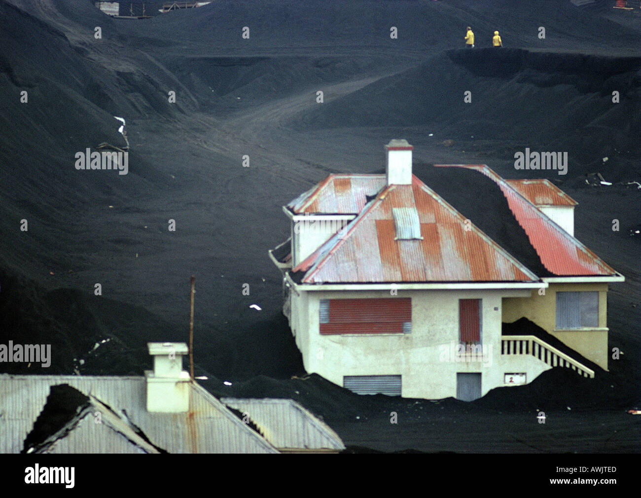 L'Islanda, case semi sepolto in ceneri vulcaniche Foto Stock