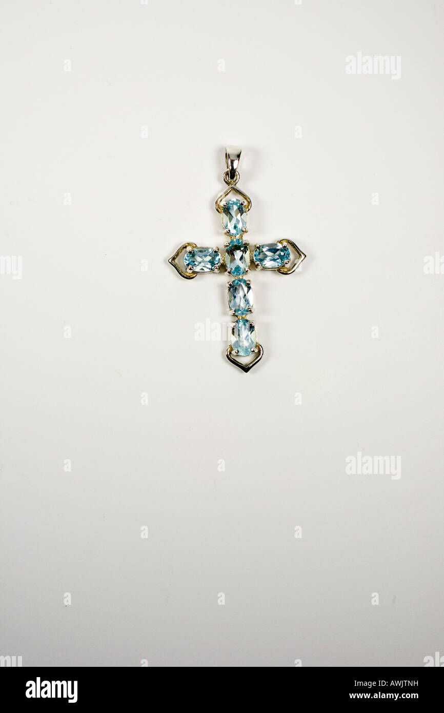 Crocifisso con pietre colorate Foto Stock