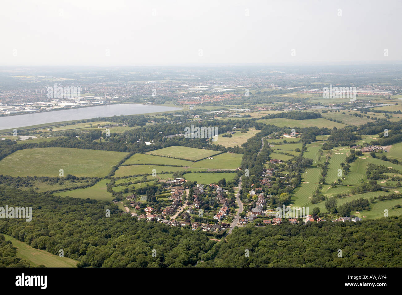 Elevato livello obliquo di vista aerea a nord ovest di Sewardstonebury re Georges serbatoio Foto Stock