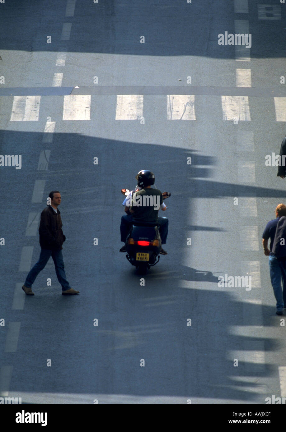 Persona che guida la motocicletta, uomo camminando per strada, vista dall'alto. Foto Stock