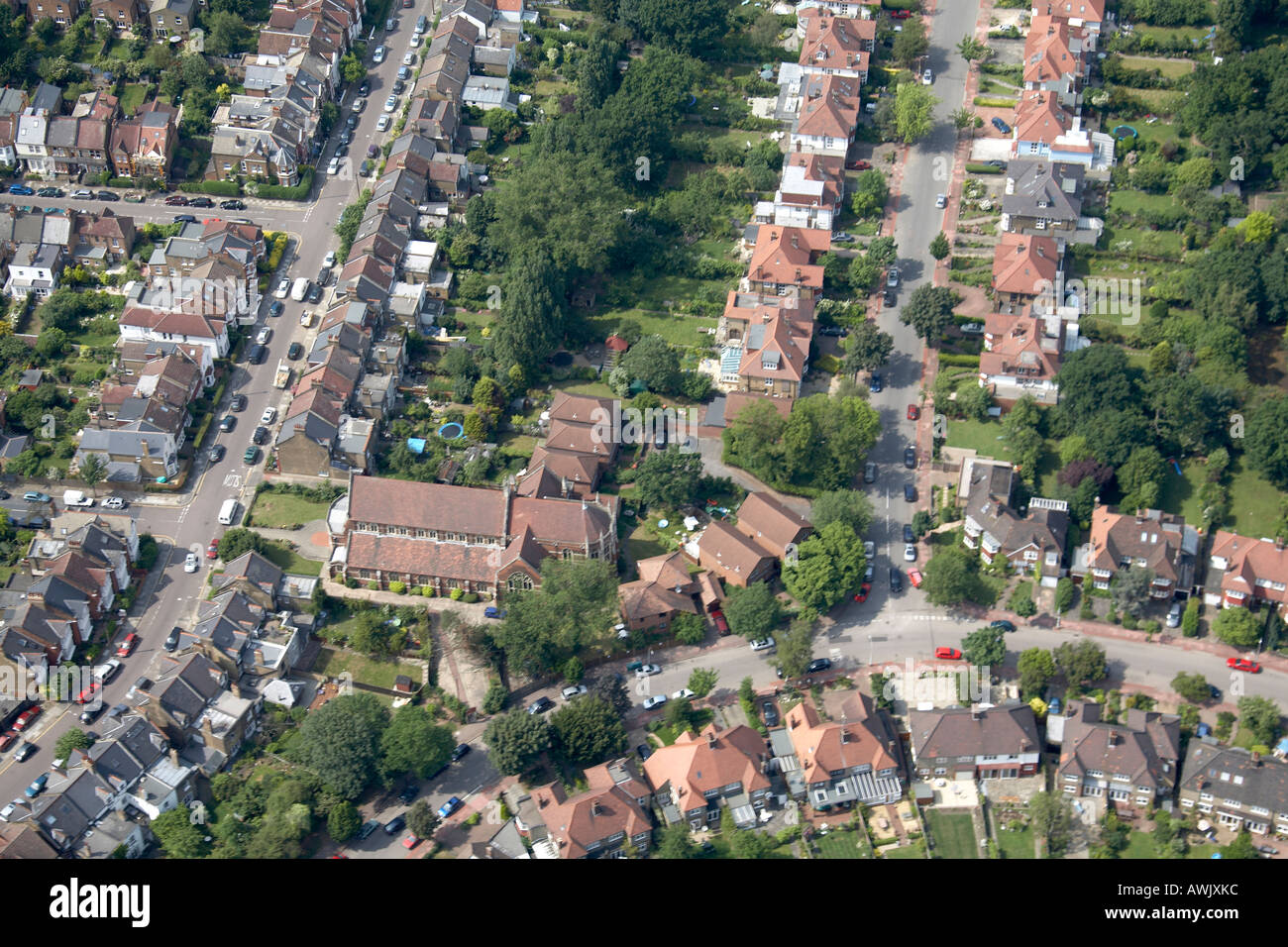 Elevato livello obliquo di vista aerea a nord della chiesa di Tutti i Santi Durham Road area residenziale East Finchley Barnet London N2 England Regno Unito Foto Stock