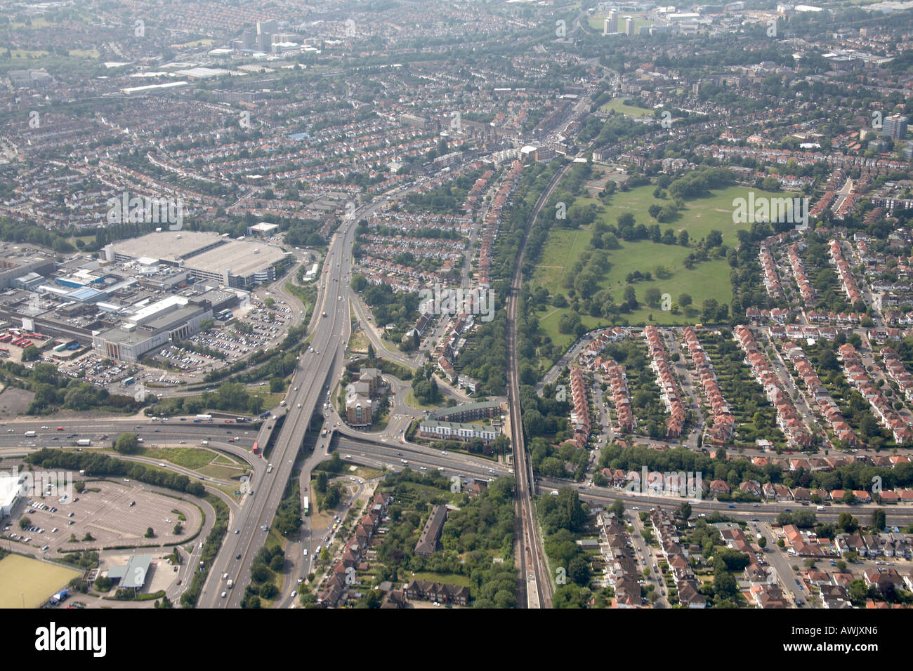Elevato livello obliquo di vista aerea a nord ovest di Brent Cross il Brent Cross Shopping Centre Foto Stock