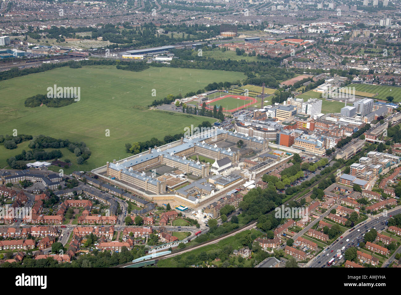 Elevato livello obliquo di vista aerea a est di assenzio Scrubs Linford Christie Stadium H M prigione Assenzio Scrubs Foto Stock