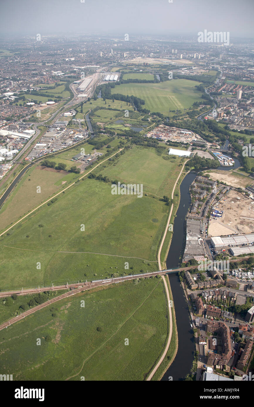 Elevato livello obliquo di vista aerea a sud est di Walthamstow paludi Hackney Marsh fiume Lea o Lee Waltham Forrest London E17 E10 Foto Stock