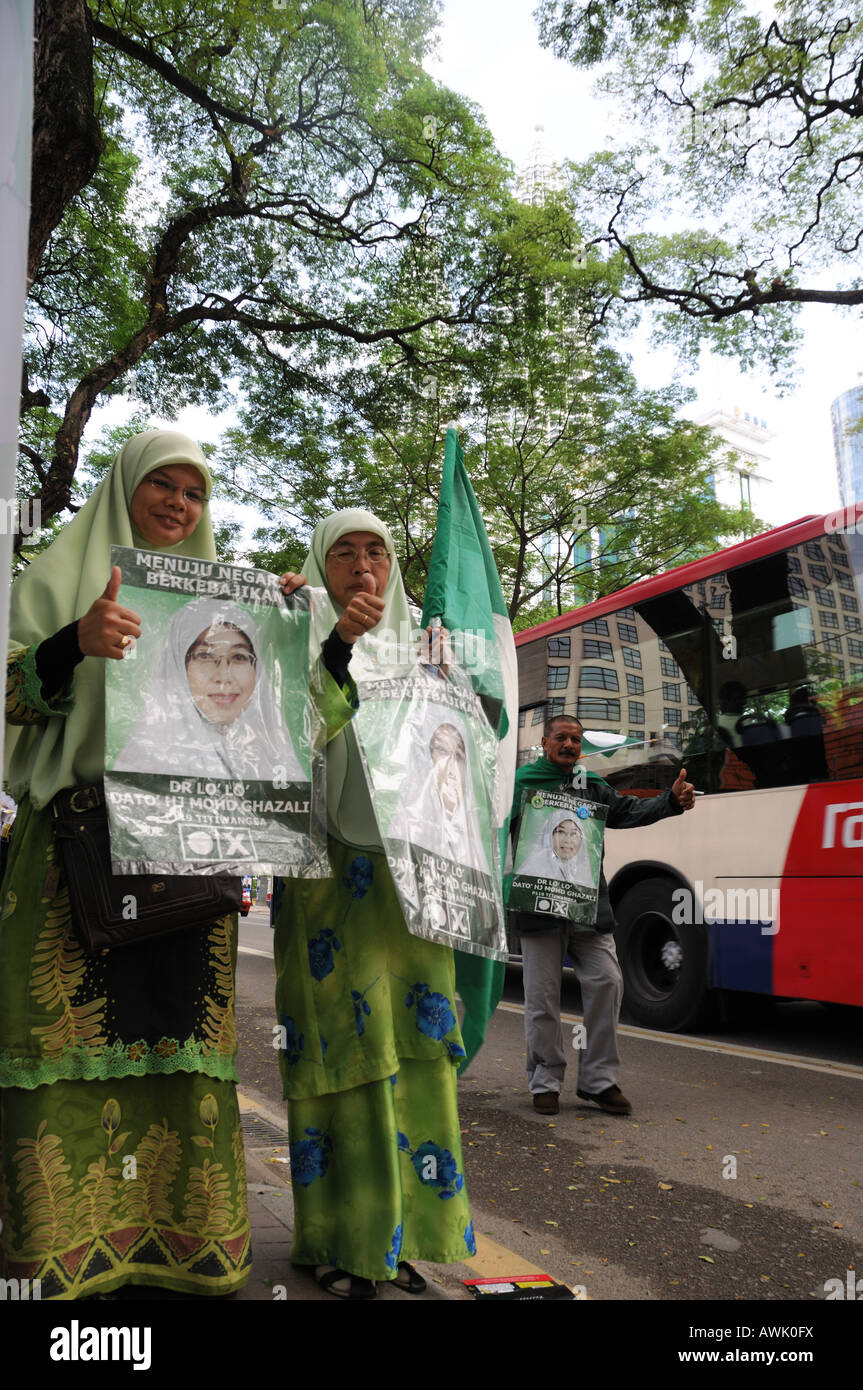 Volontari per difendere il partito di opposizione presso Jalan Ampang Kuala Lumpur durante le elezioni generali in Malesia Foto Stock