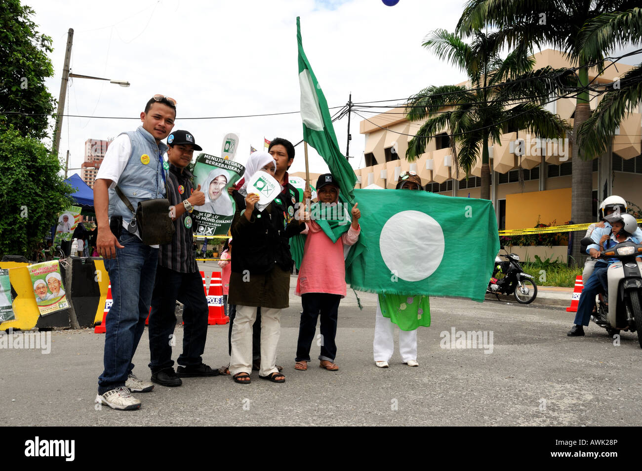 Partito di opposizione aiutanti in forma di bambini sul polling giorno a Kuala Lumpur in Malesia Foto Stock
