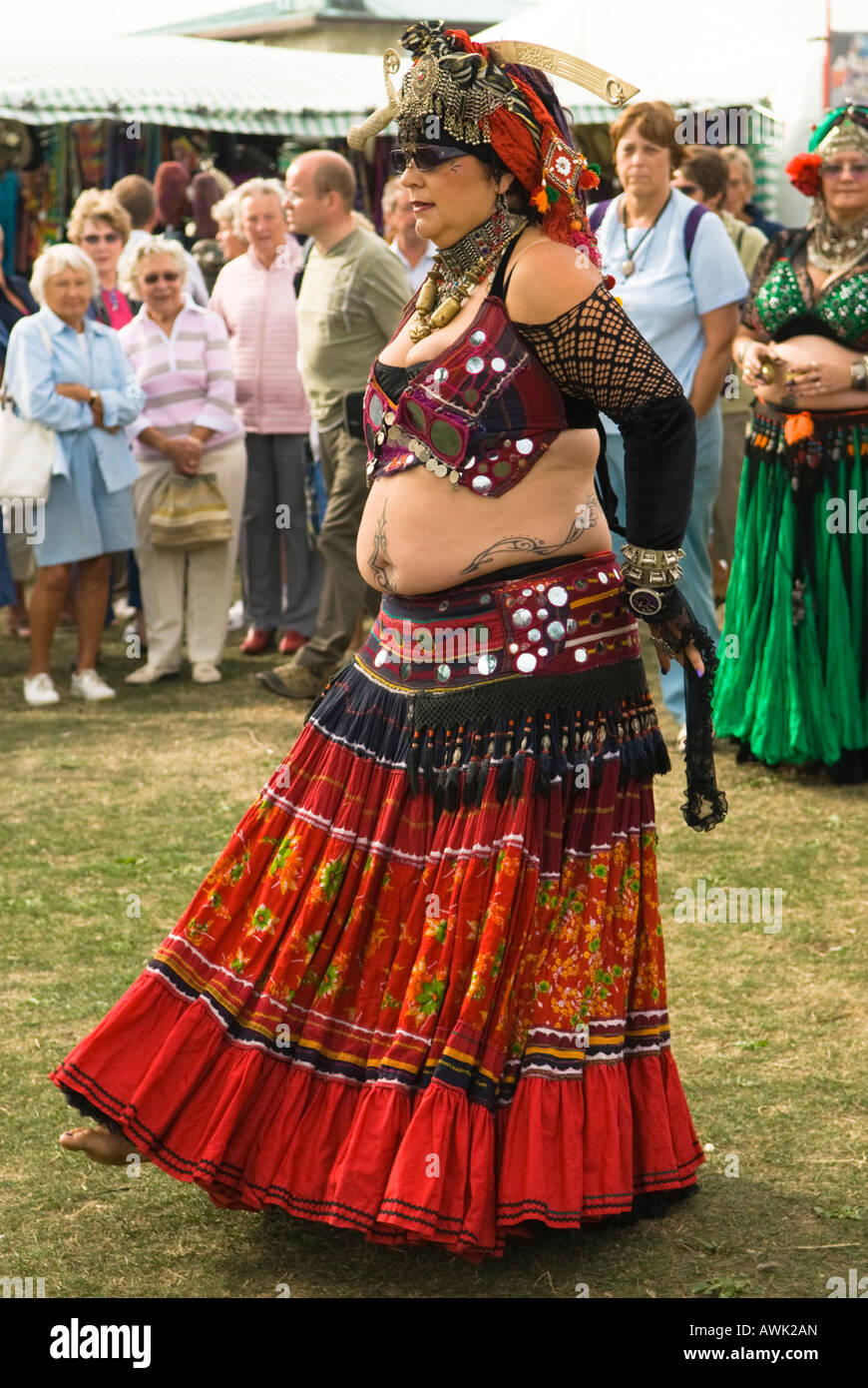 Swanage Folk Festival, ballerina del ventre grassa e sgargiante, abito spettacolare, troupe che si esibiscono in spazi espositivi, settembre,Swanage, Dorset, Regno Unito, Foto Stock
