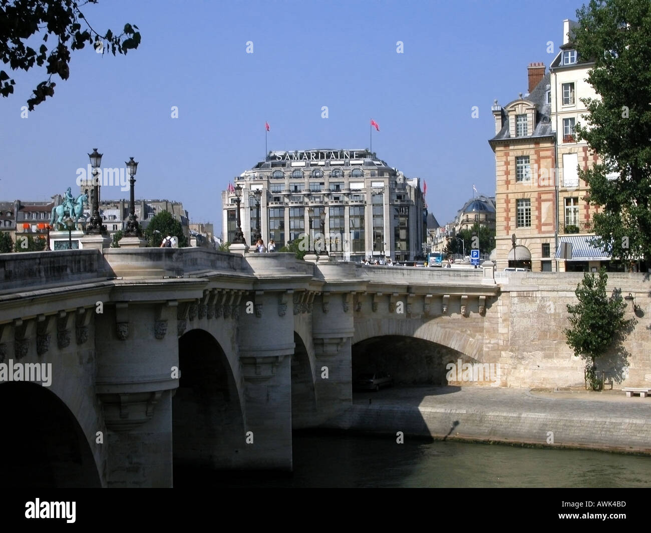 Francia Paris vista del Pont Neuf e guardando verso la samaritaine department store Foto Stock