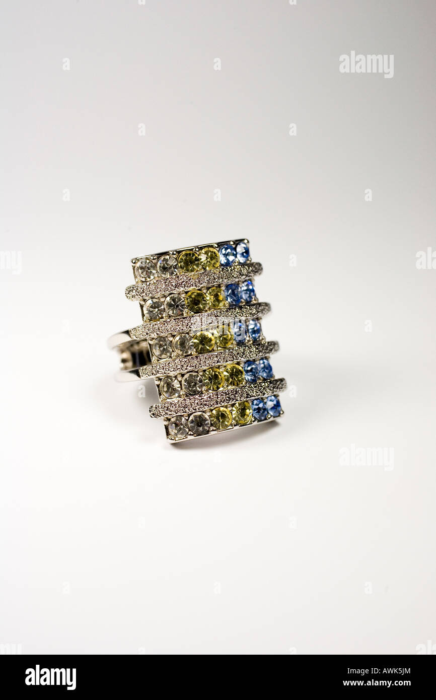 Anello con pietre colorate Foto Stock