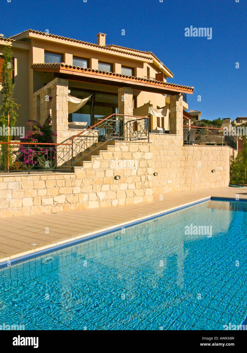 Piscina in una villa per le vacanze a Cipro mediterranei dell'UE Foto Stock