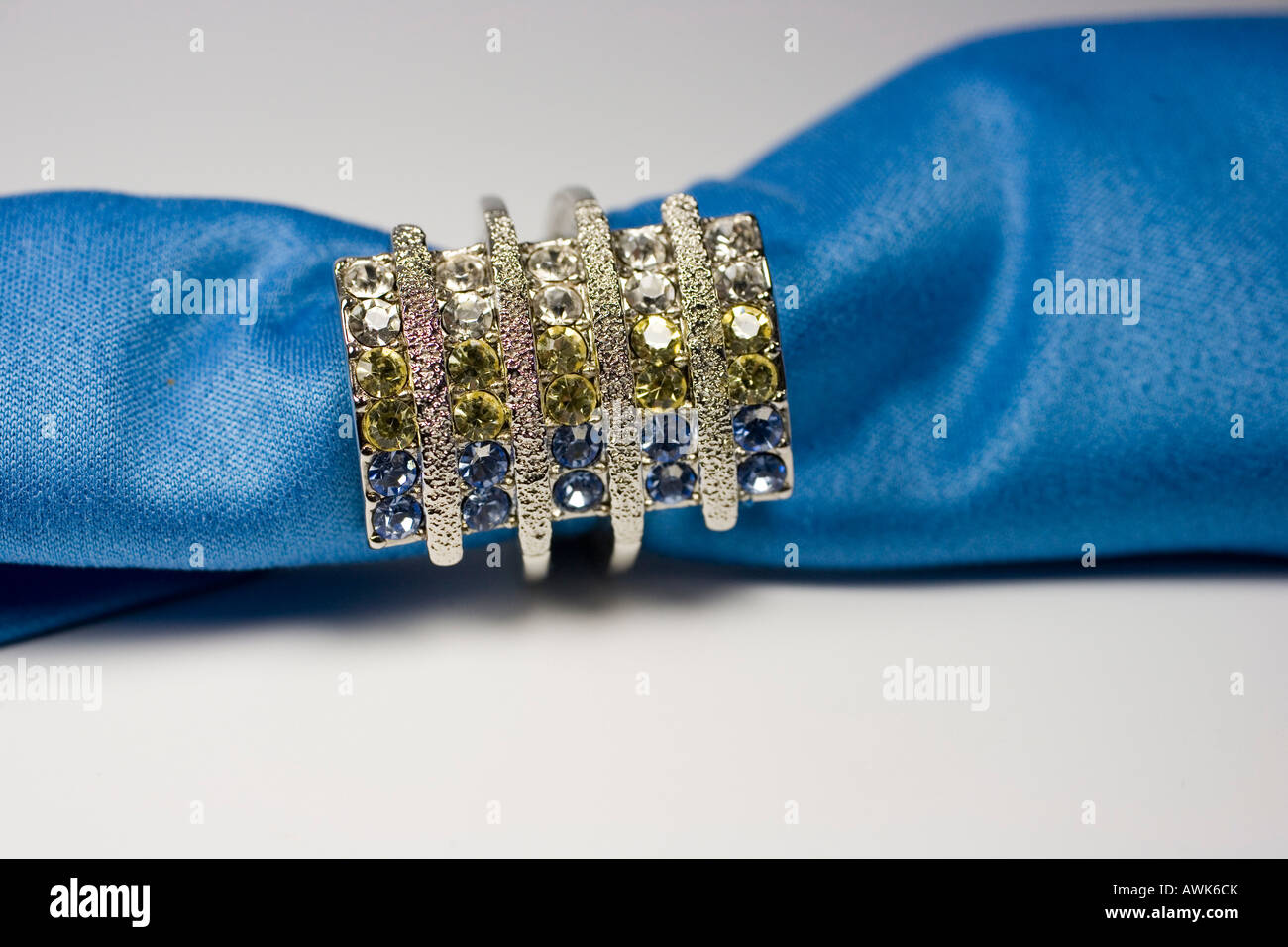 Anello con pietre colorate Foto Stock