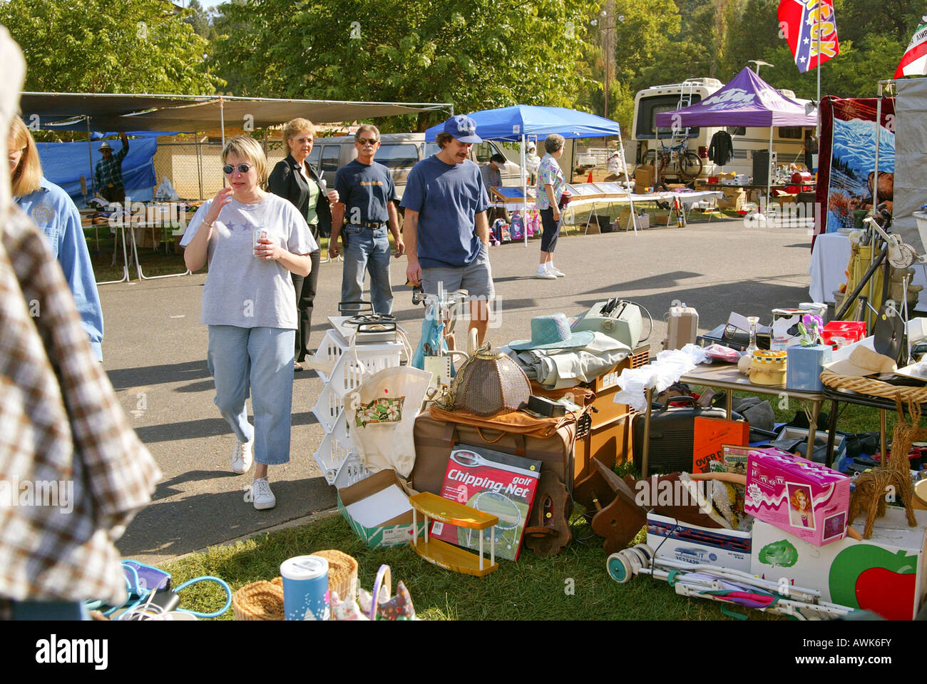 I clienti cercano di beni come il mercato delle pulci Swap Meet economia Foto Stock