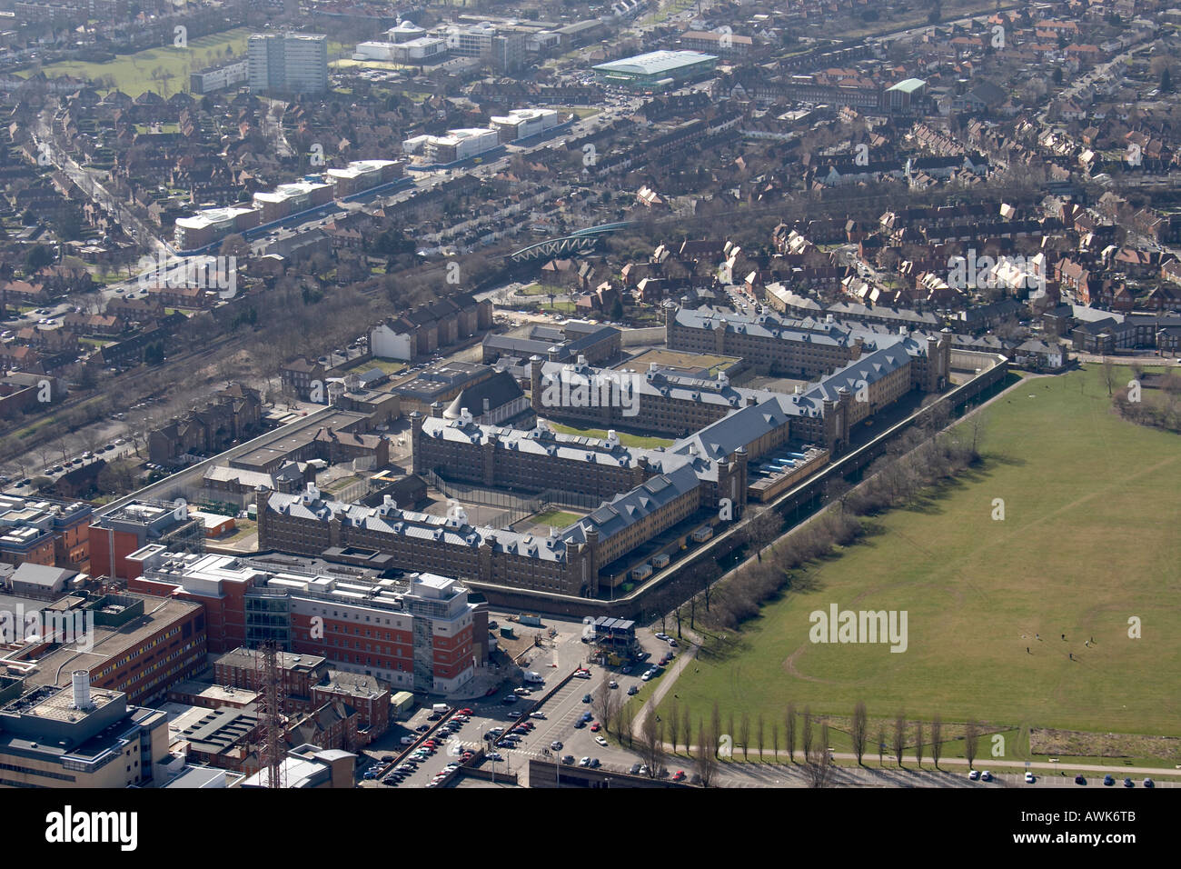 Elevato livello obliquo di vista aerea west Queen Charlotte e Chelsea Hospital Hammersmith Hospital H M prigione Assenzio Scrubs Foto Stock