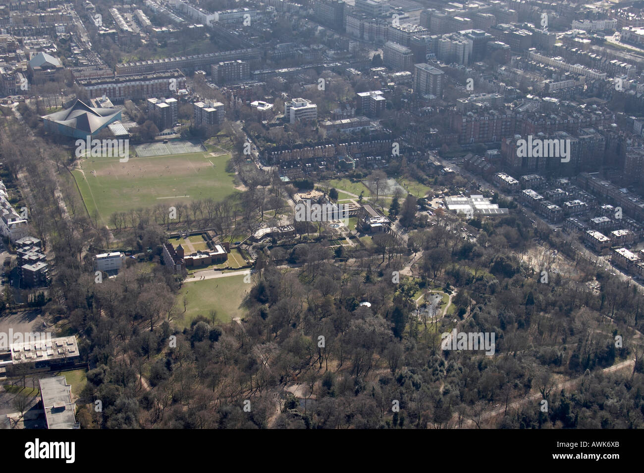 Elevato livello obliquo di vista aerea sud del Commonwealth Institute di Holland Park Cricket Ground Foto Stock