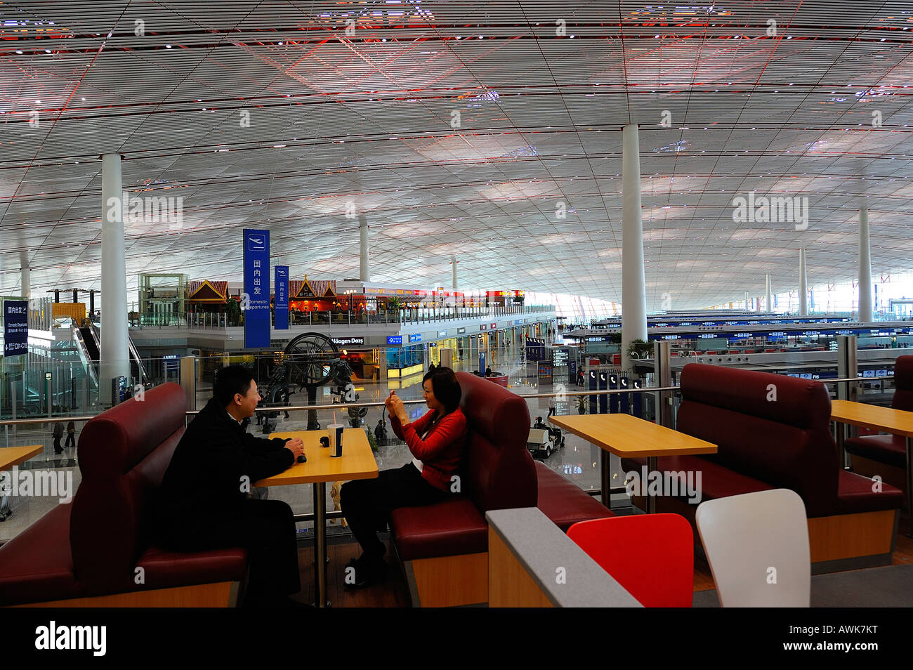 Passeggeri presso un ristorante nel Terminal 3 Aeroporto di Pechino. 13-Mar-2008 Foto Stock