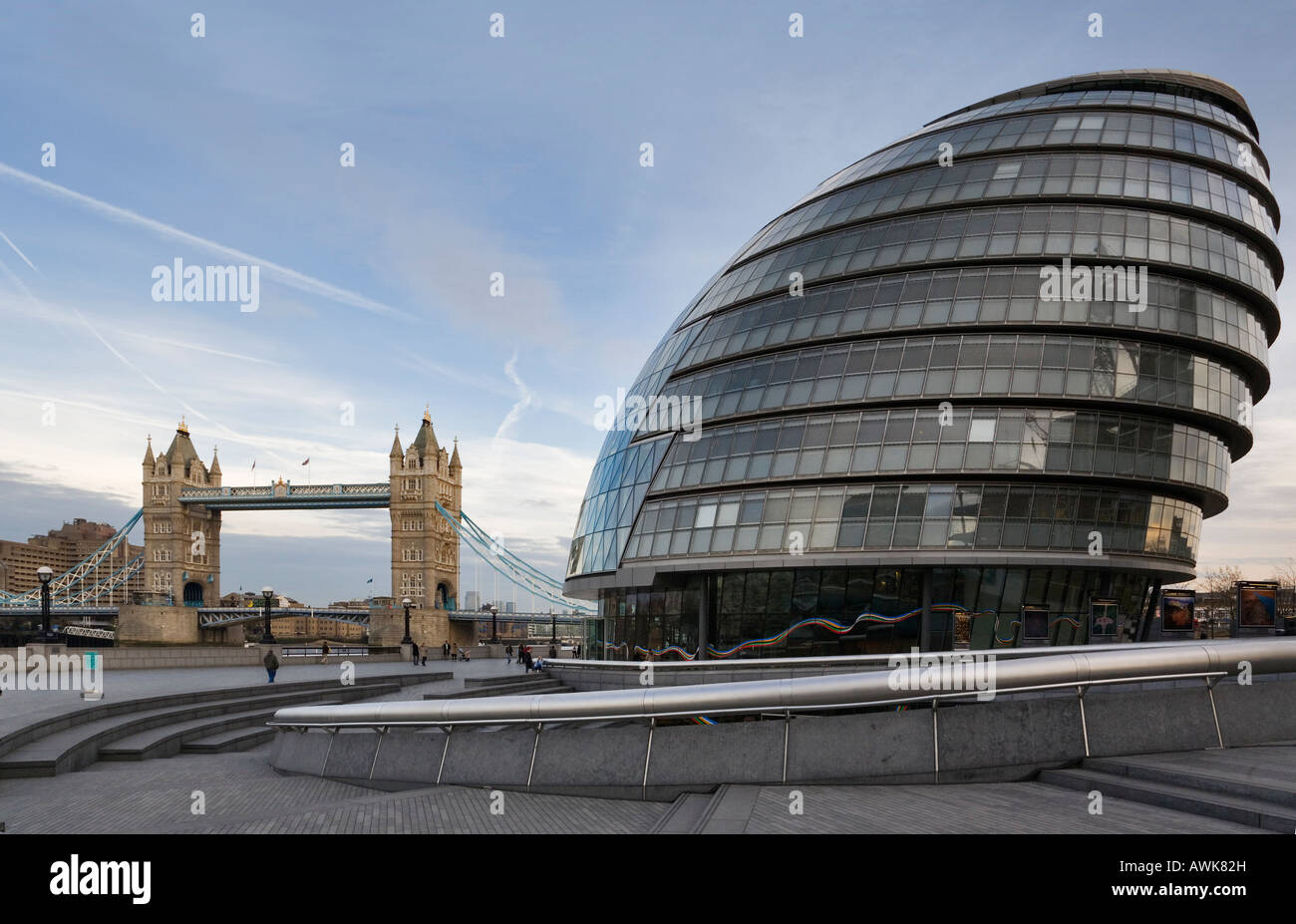 Municipio di Londra e al Tower Bridge Foto Stock