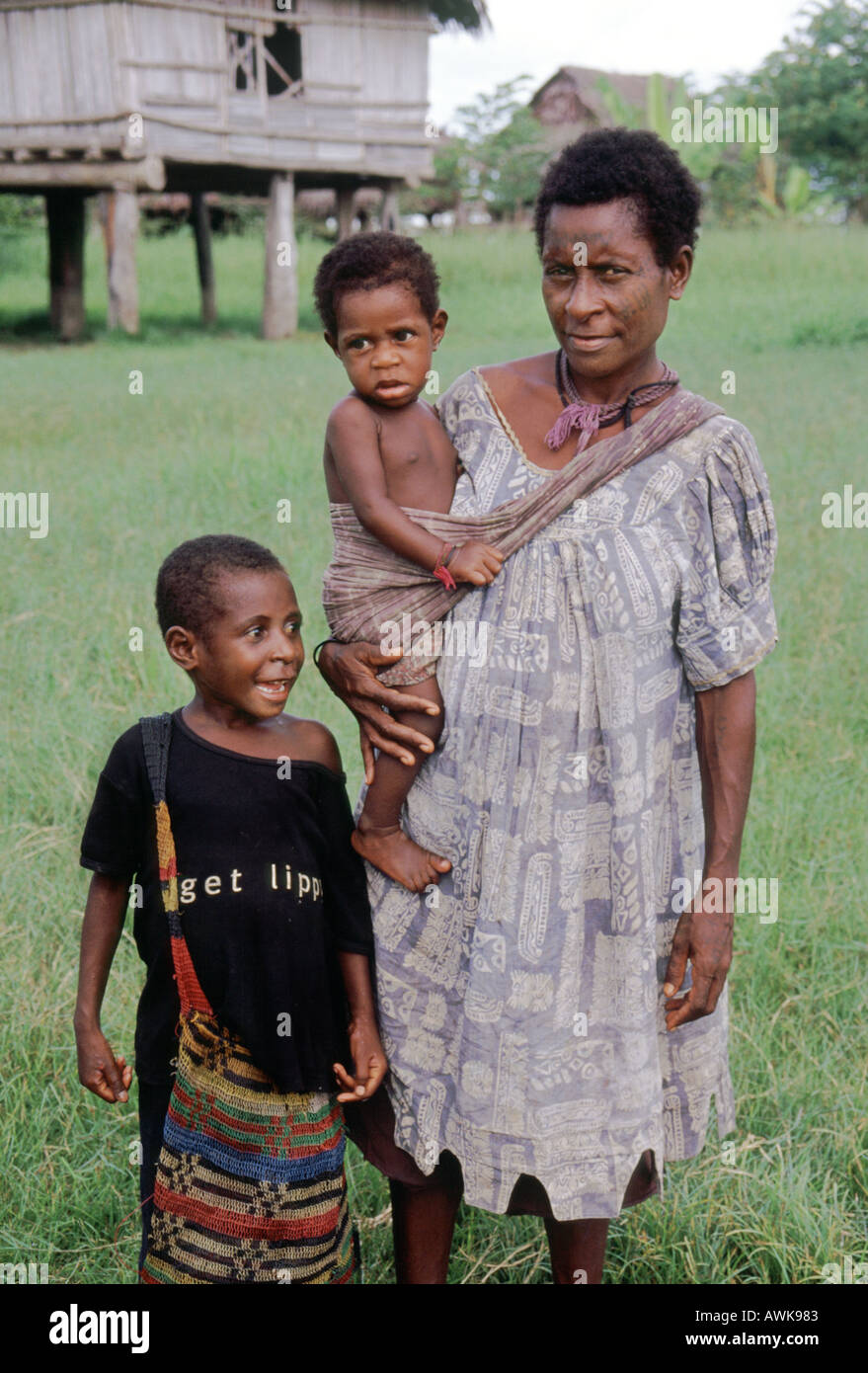 Madre di due bambini nel fiume Sepik regione in Papua Nuova Guinea Foto Stock
