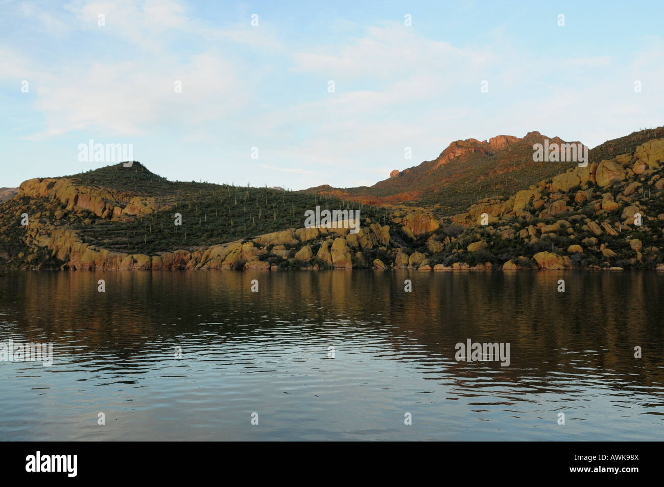 Nel tardo pomeriggio al lago Bartlett nel Tonto National Forest, Arizona Foto Stock
