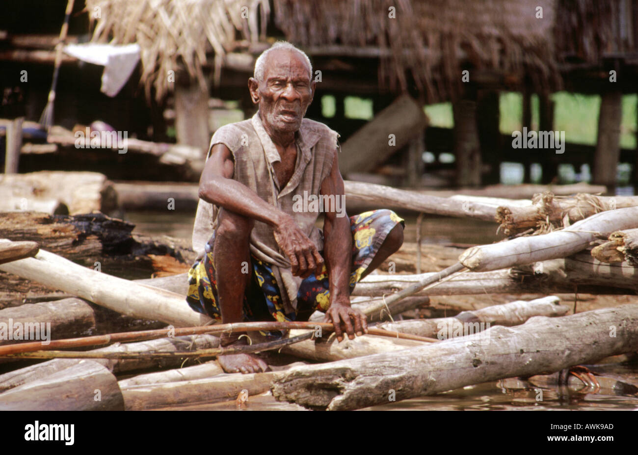 Uomo anziano dal fiume Sepik Regione di Papua Nuova Guinea Foto Stock