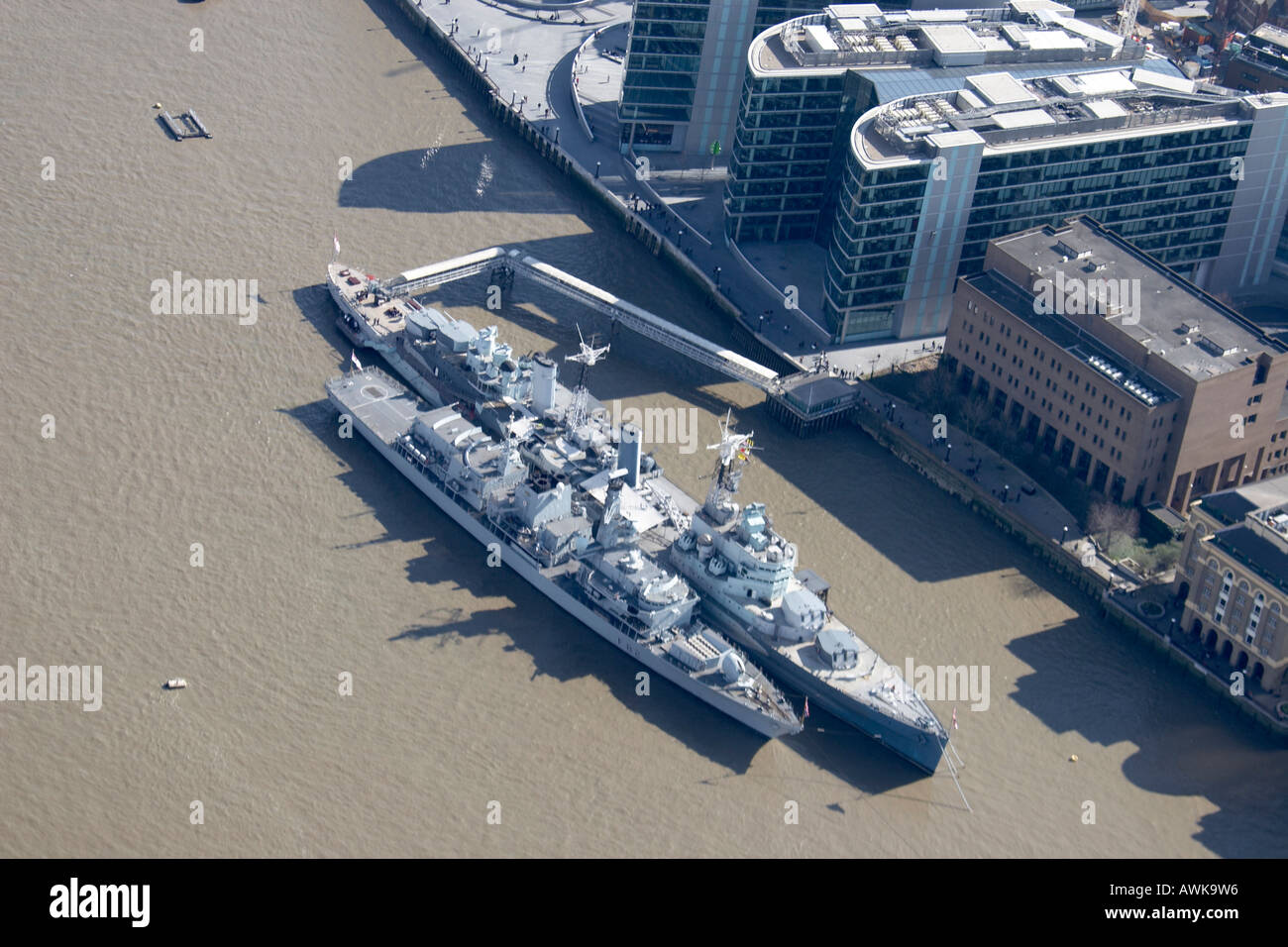 Elevato livello obliquo di vista aerea a sud est di H M S Belfast London SE1 Inghilterra UK City of London Foto Stock