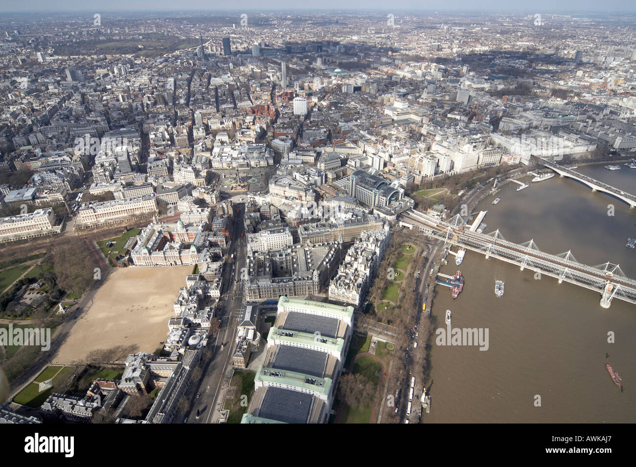 Elevato livello obliquo di vista aerea a nord di Charing Cross Ministero della Difesa del vecchio ufficio di guerra Hungerford ponte ferroviario Foto Stock
