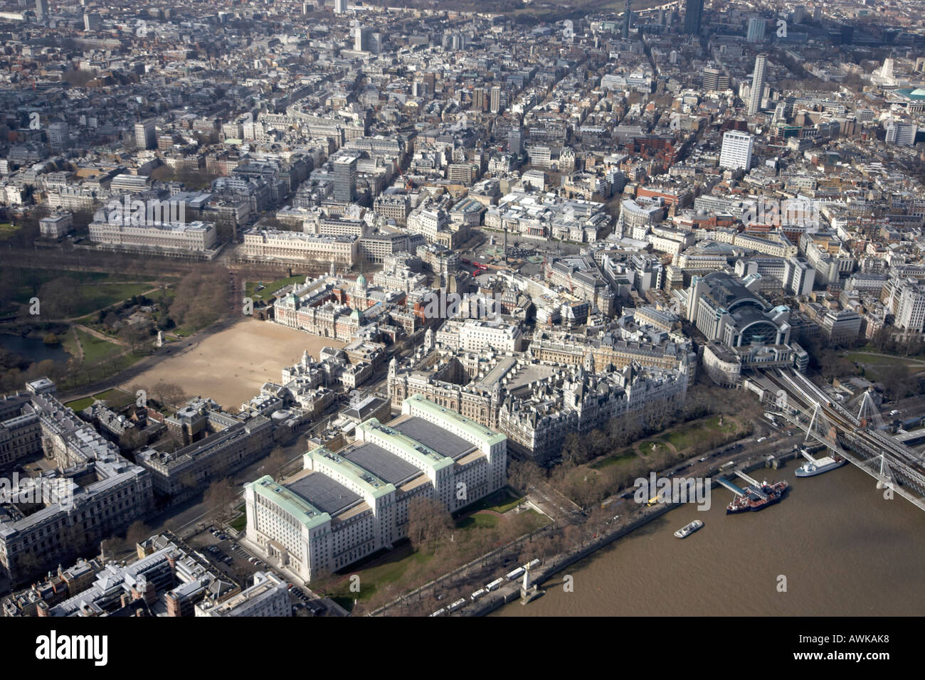 Elevato livello obliquo di vista aerea a nord ovest del fiume Tamigi estera e Commenwealth Ufficio H M Treasury St James s Park Foto Stock