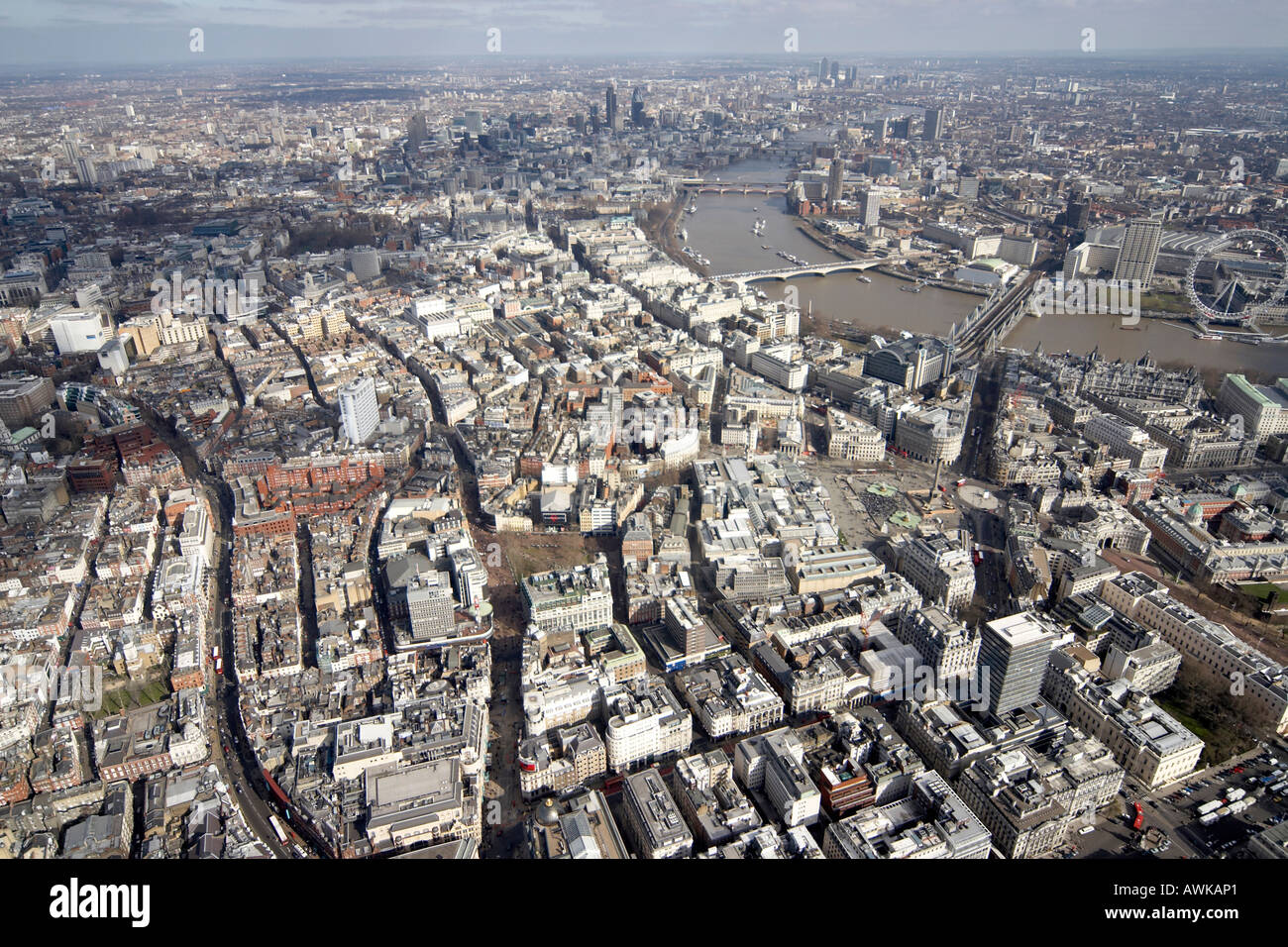 Elevato livello obliquo di vista aerea a nord-est di Charing Cross Hungerford Ponte Ferroviario sul fiume Tamigi Foto Stock