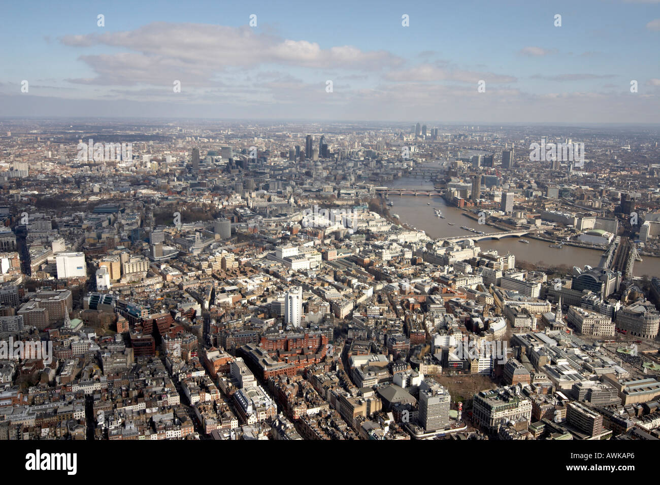 Elevato livello obliquo di vista aerea a nord-est di Charing Cross Hungerford Ponte Ferroviario sul fiume Tamigi Foto Stock