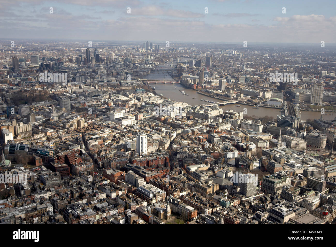 Elevato livello obliquo di vista aerea a nord-est di Charing Cross Hungerford Ponte Ferroviario sul fiume Tamigi Foto Stock