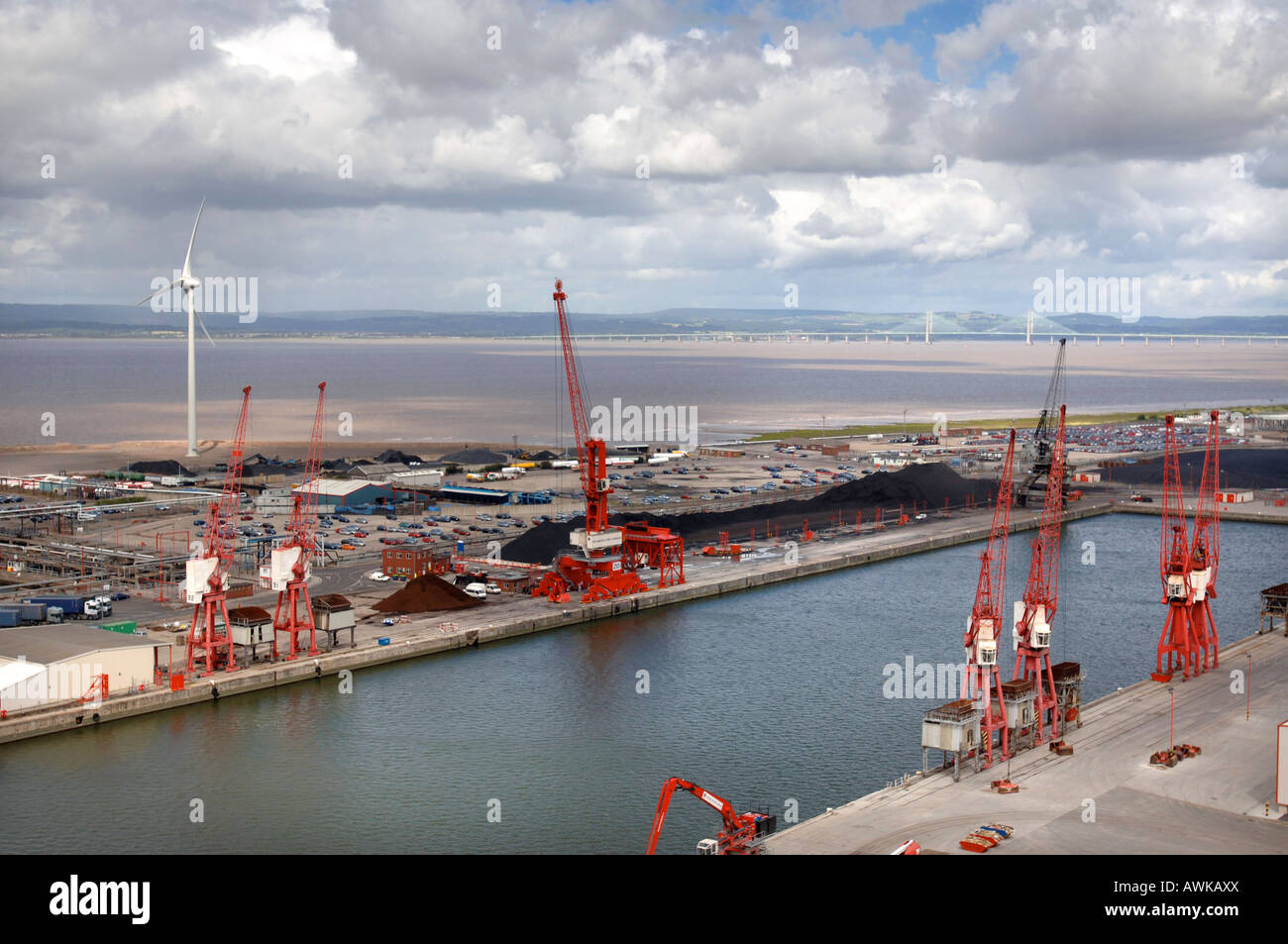 AVONMOUTH DOCKS CON LA SEVERN BRIDGE IN BACKGROUND VICINO A BRISTOL REGNO UNITO Foto Stock