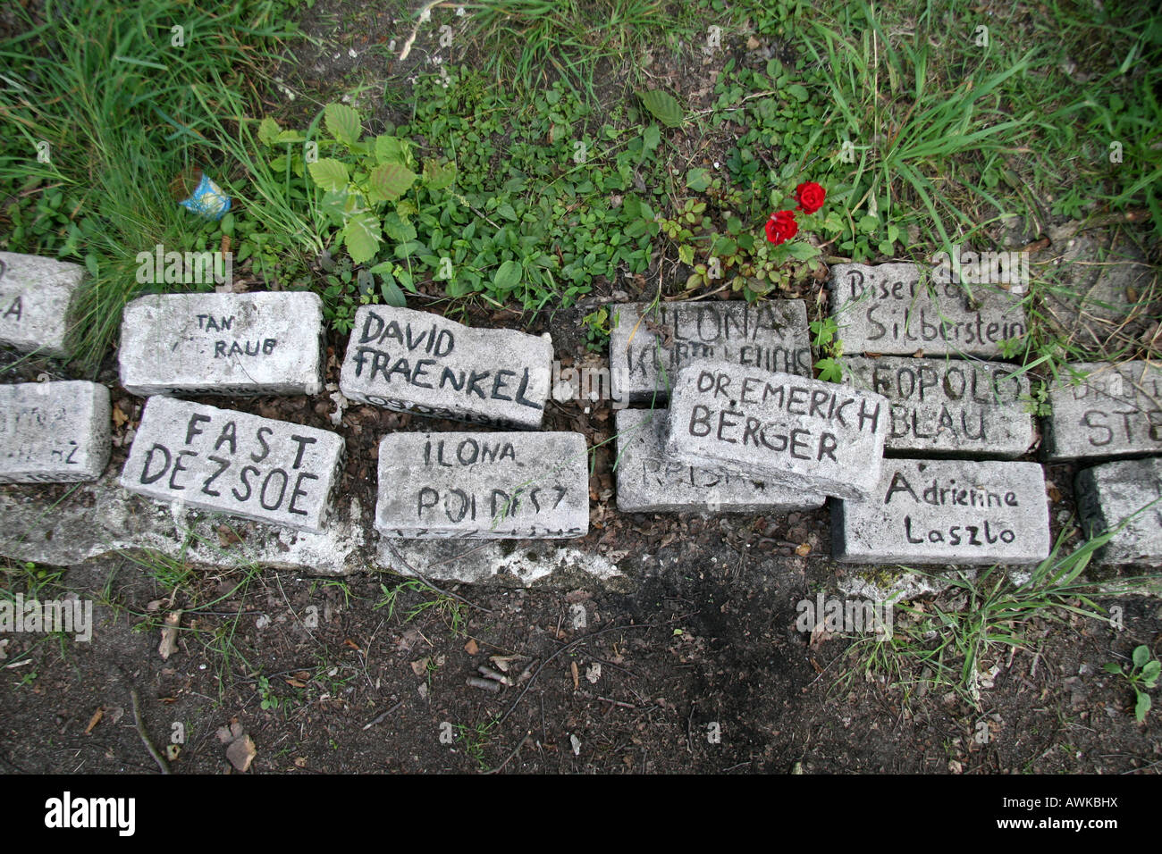 Memorial mattoni posto a fianco del blocco 9 e 10 nell'ex campo di concentramento nazista a Bergen Belsen, Germania. Foto Stock