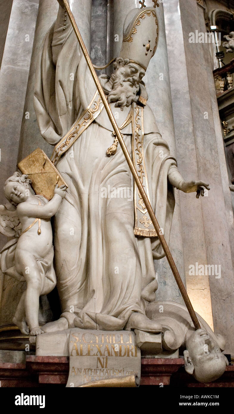 Statua che si trova nella chiesa di San Nicola, Praga Foto Stock