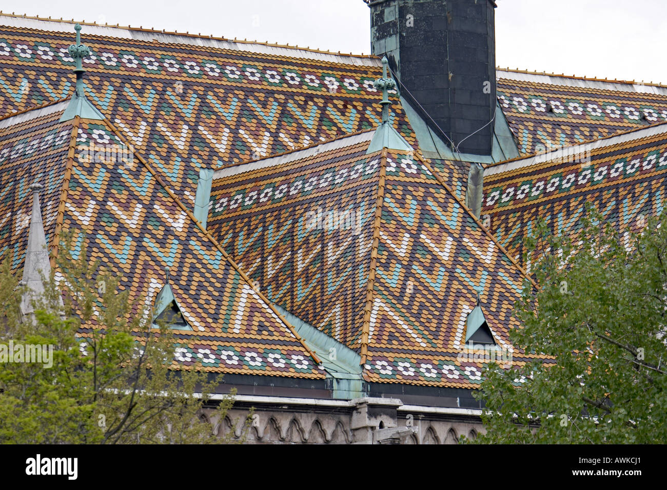 Belle piastrelle ungherese del tetto sul tetto della chiesa di San Mattia Matyas Templom a Budapest Ungheria Foto Stock